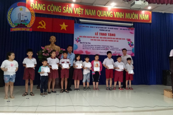 Lễ trao tặng  học bổng Nguyễn Hữu Thọ và học bổng Khuyến học Năm học 2019 - 2020