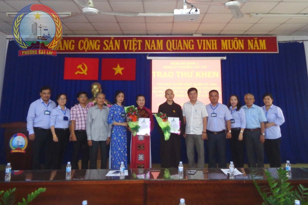 Ban Tuyên giáo Quận ủy trao thư khen ông Lâm Hữu Hạnh và bà Văn Thị Diệu