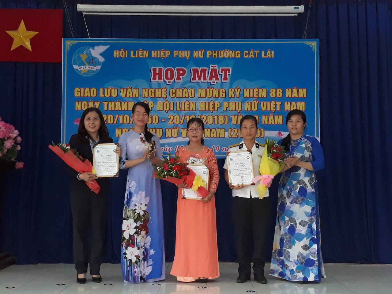 Chị Nguyễn Thị Giao Chi - Chủ tịch Hội LHPN phường trao thư khen cho các đơn vị tài trợ
