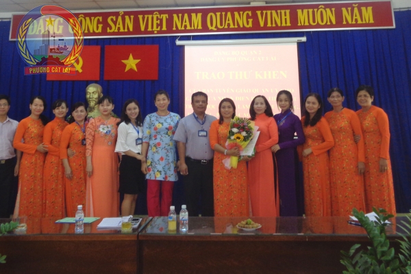 Ban Tuyên giáo Quận ủy  Trao Thư khen đồng chí Nguyễn Thị Hồng Loan